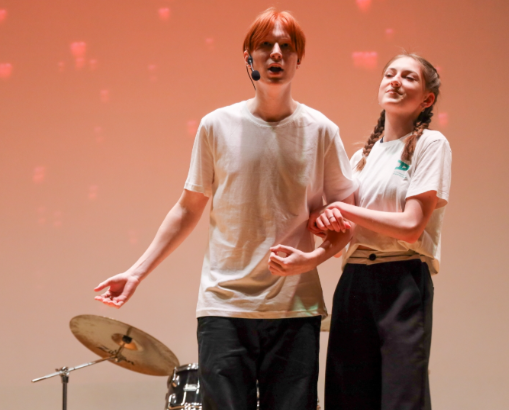 На илл.: Поющие студенты РосНОУ, 2023 г. Источник: Сайт РосНОУ