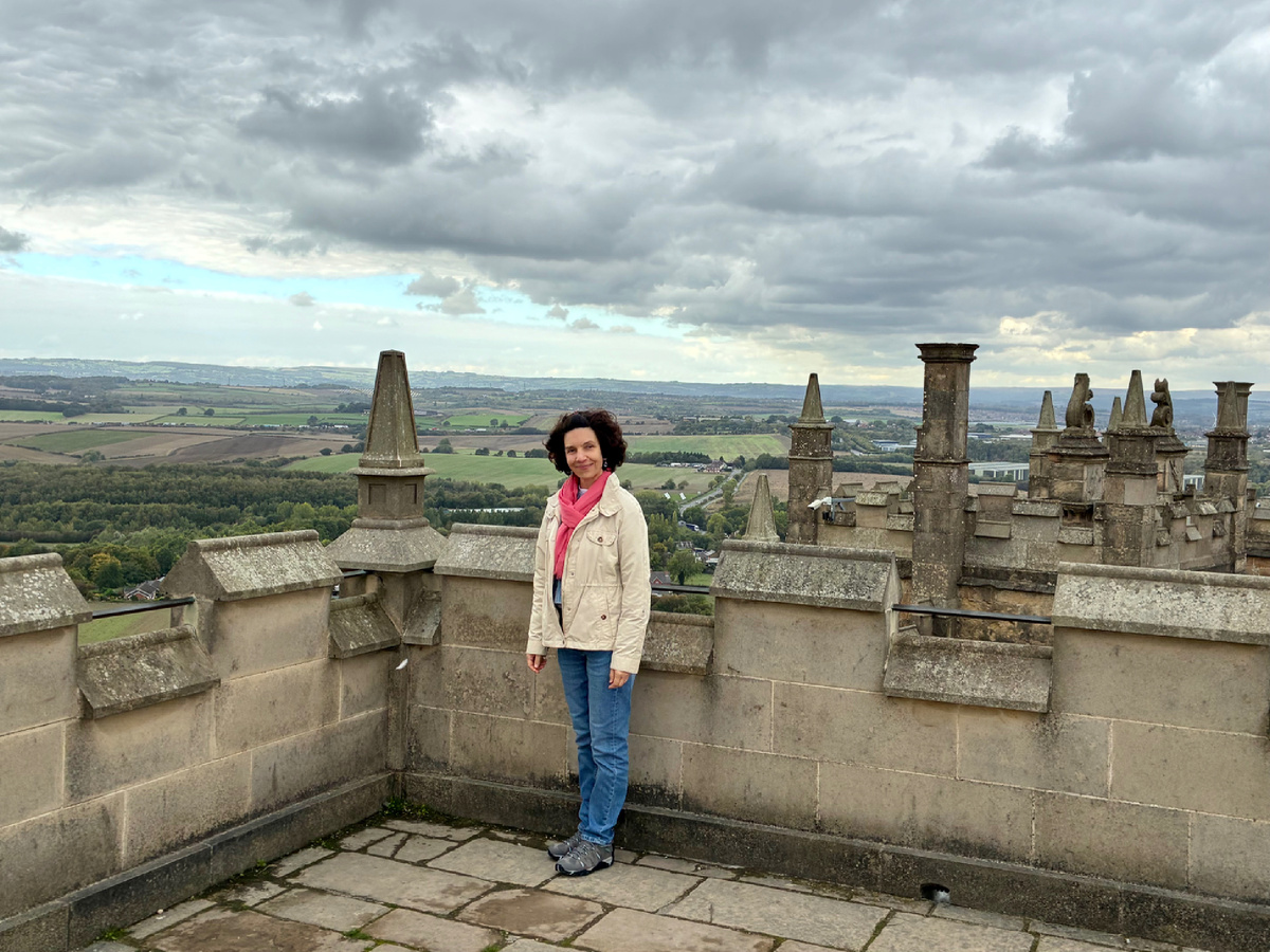 Автор на фоне окрестностей замка Болсовер - вид с крепостной стены. Фото из личного архива