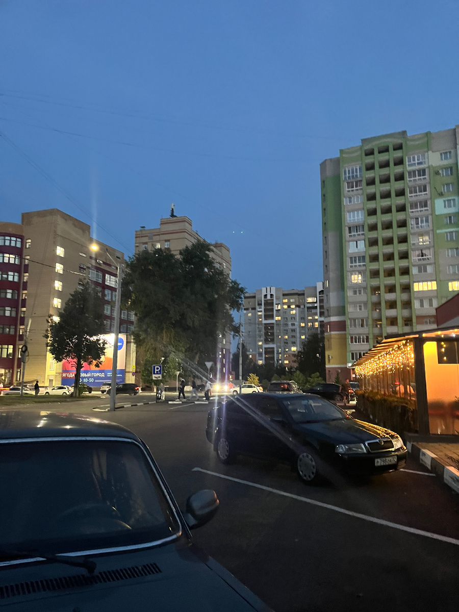 Своя парковка, несомненно, плюс для такого заведения.