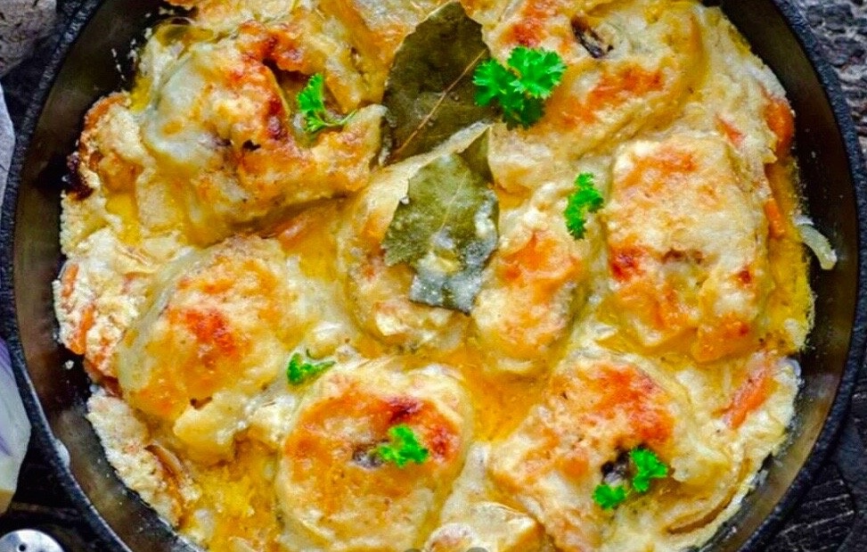 Рыба с овощами в сметанном соусе.