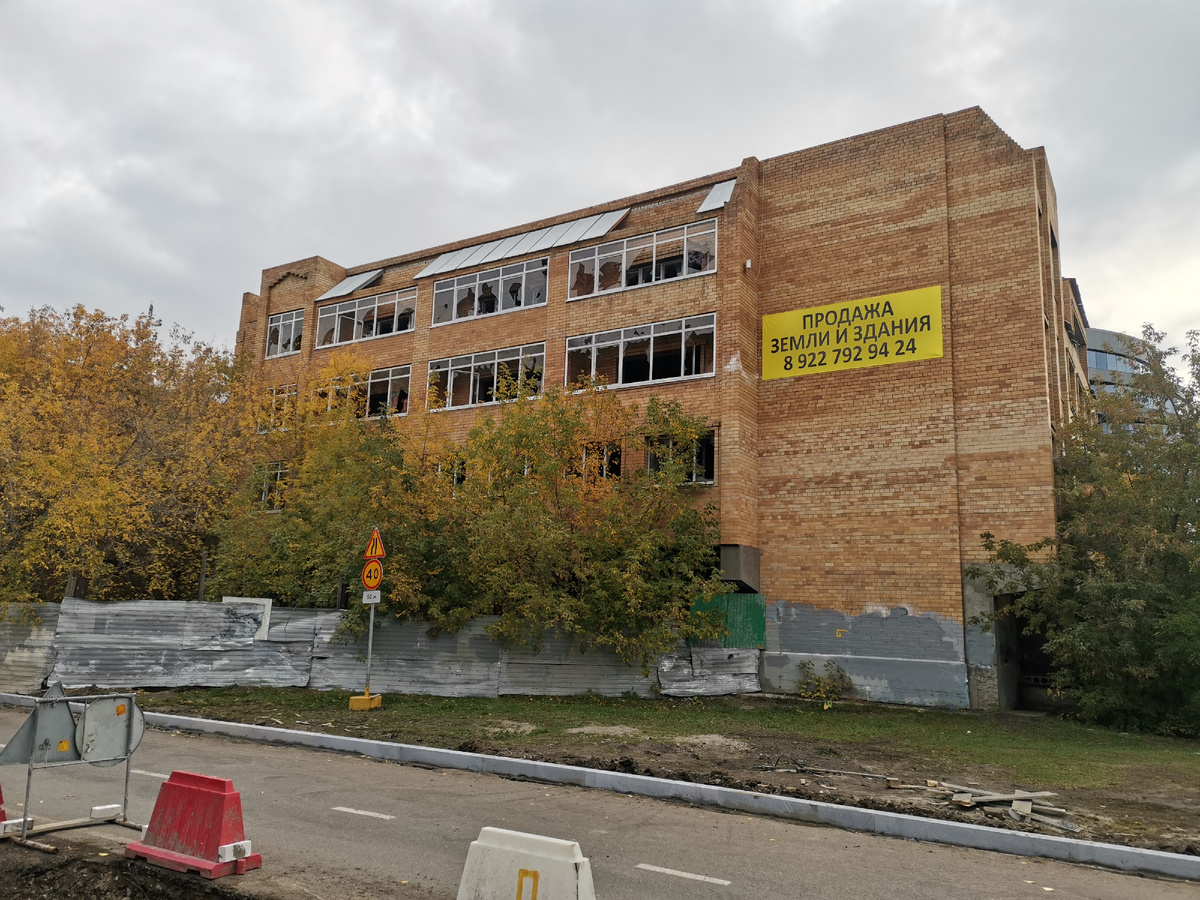 Окна выбиты похоже все.