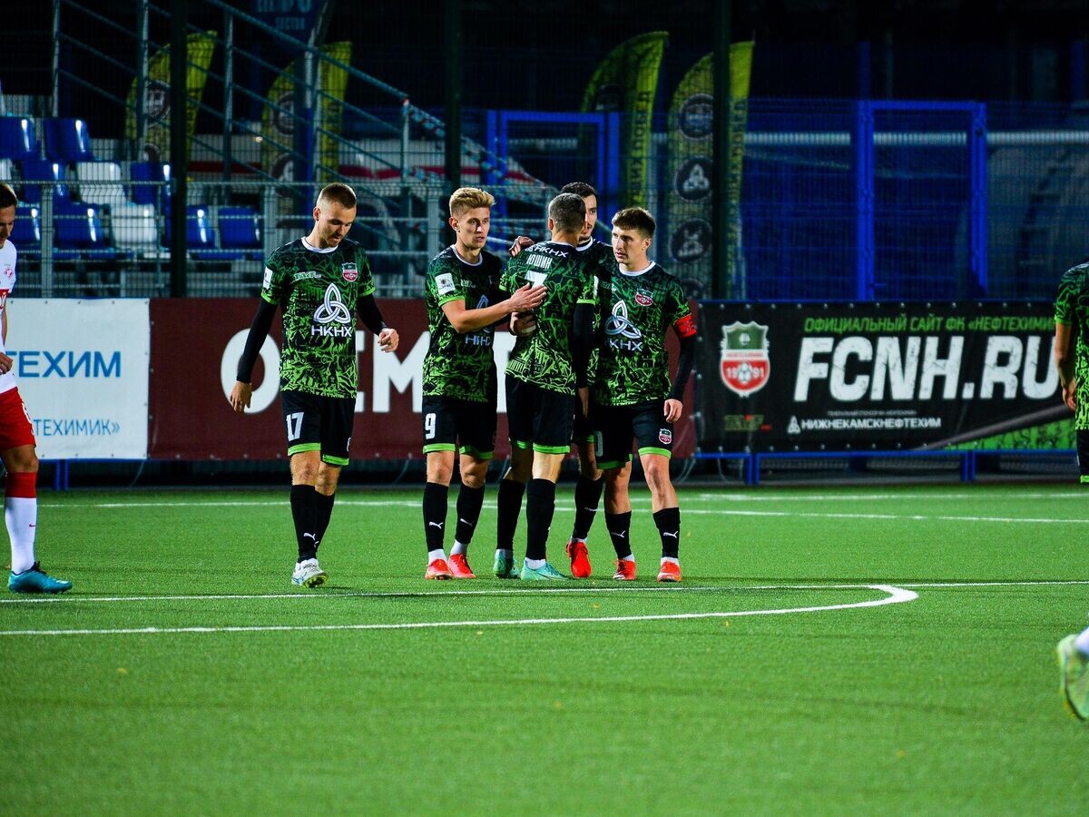    Футболисты "Нефтехимика" в матче ФНЛ© официальная страница ФК "Нефтехимк" ВКонтакте