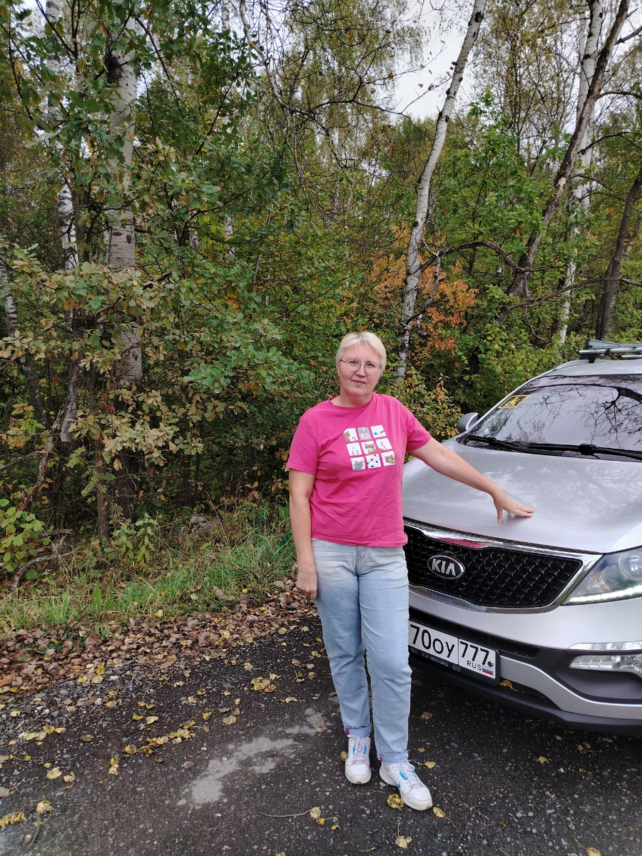 Осень уже тронул своими красками листья