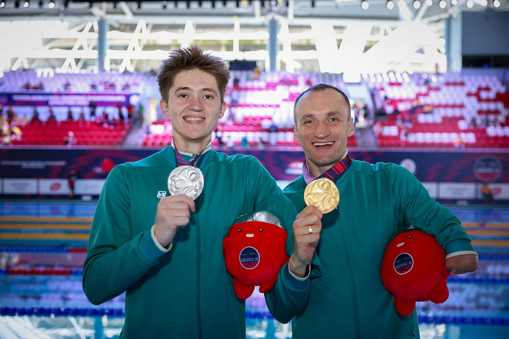    Даниил Смирнов (на снимке слева) и многократный паралимпийский чемпион Андрей Калина