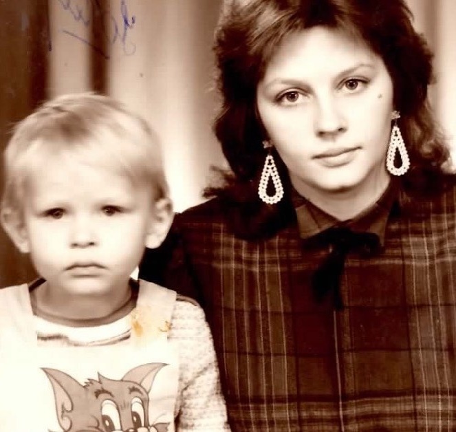 Юлия Пересильд в детские годы с мамой