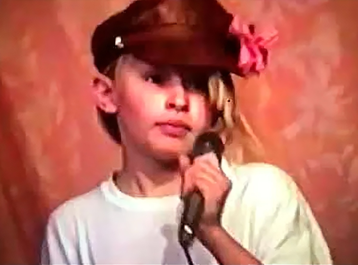 Юлия Пересильд на сцене школьного театра