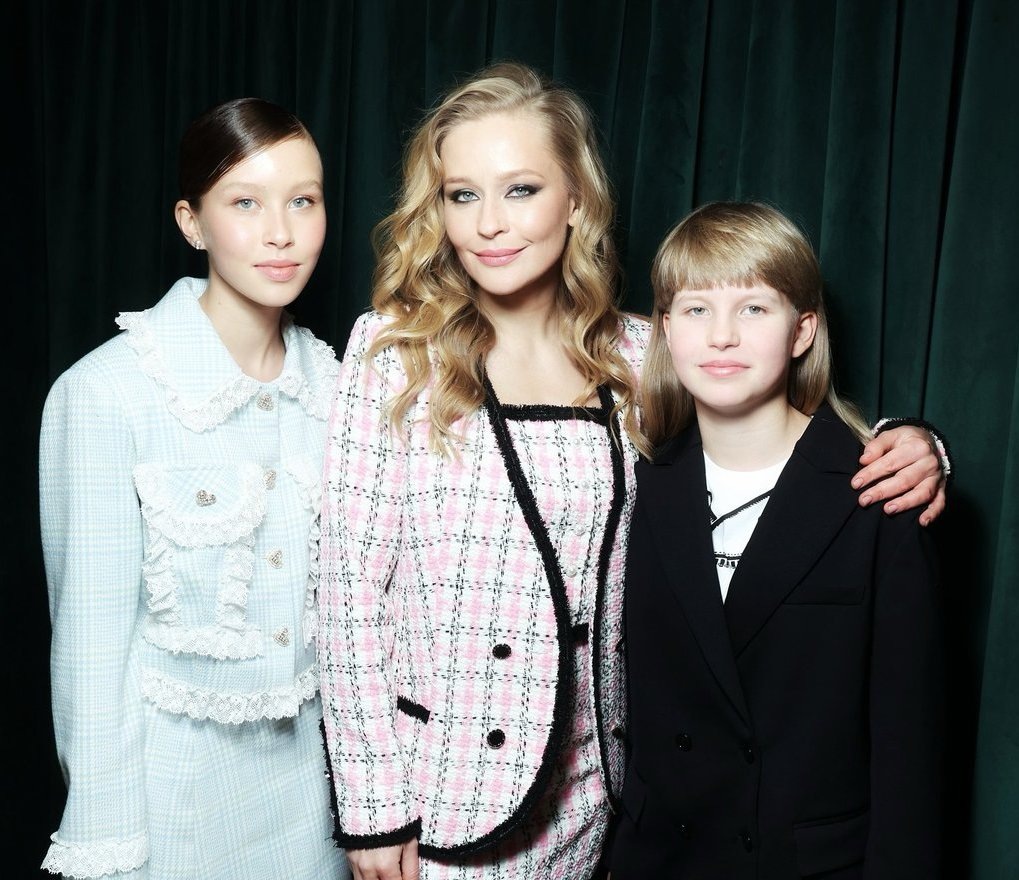 Юлия Пересильд с дочерьми Анной и Марией от режиссёра Алексея Учителя