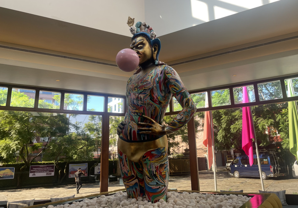 Скульптура из холла нашего отеля, демонстрирующая нелепость нашего мира. Автор, конечно, хотел показать что-то другое, но я вижу так.