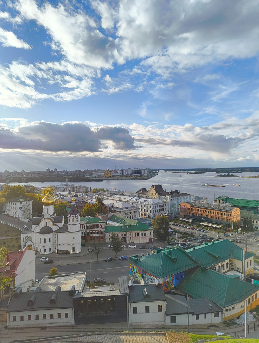 Нижний Новгород. Солнечный сентябрьский день.  Вид на Стрелку Волги и Оки. 