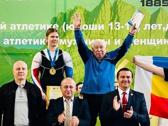    Виктор Дорохин и Матрона Ситникова на верхней ступеньке пьедестала на первенстве ЮФО среди девушек 13—15, 13—17 лет 2025 года в Майкопе. admin