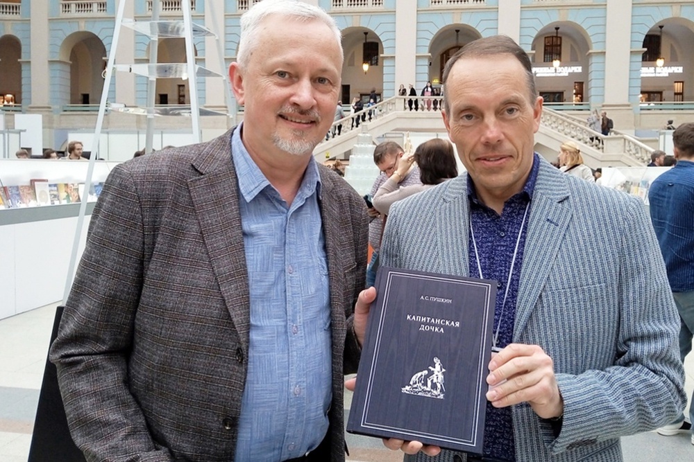    С издателем Михаилом Столяровым (слева). / Фото: Предоставлено оренбургским фондом "Евразия"