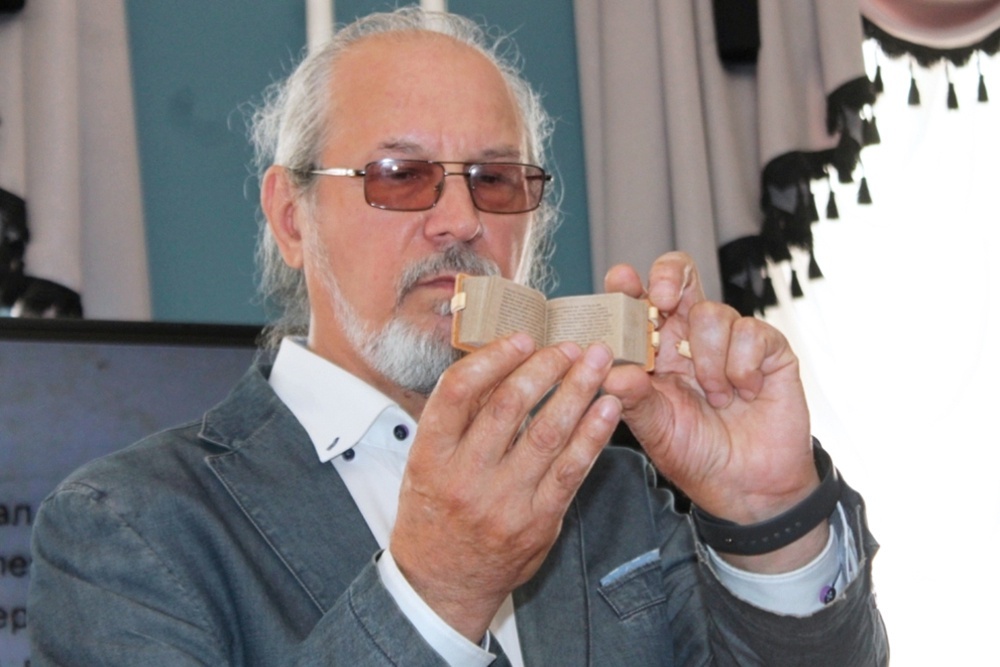    Анатолий Коненко со своей миниатюрой. / Фото: Предоставлено оренбургским фондом "Евразия"