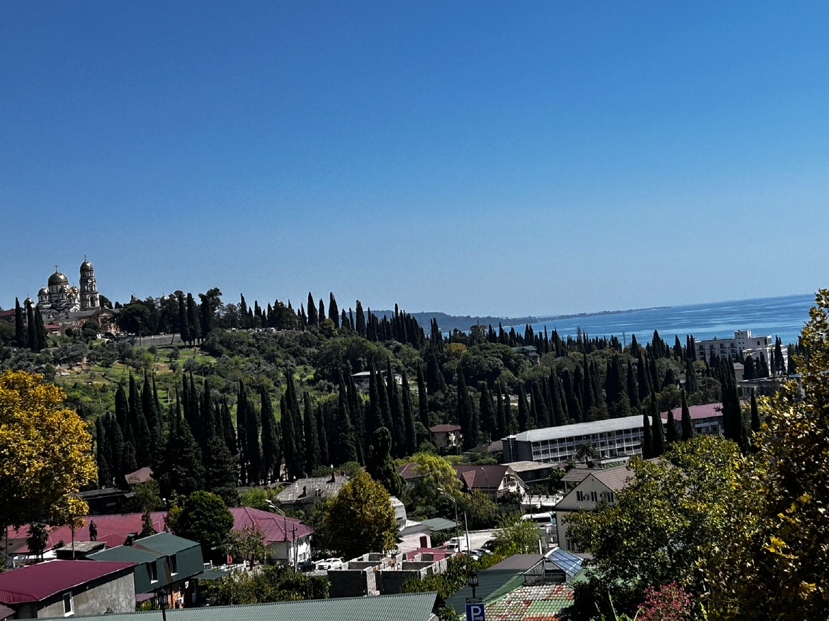 Вот какой вид открывается от входа в пещеру 😍