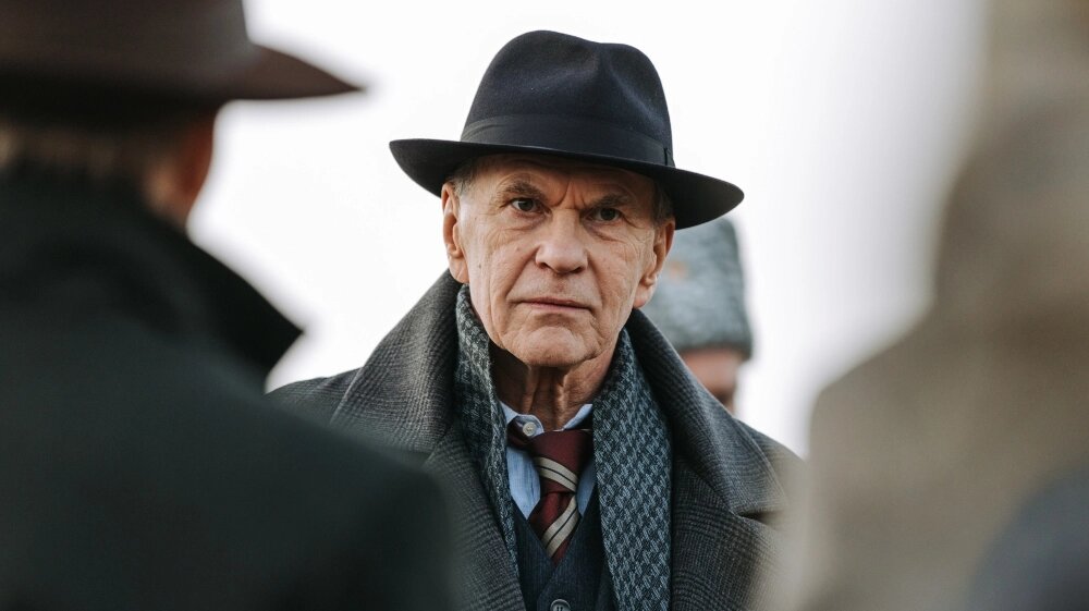    Алексей Гуськов играет энкавэдэшника, курирующего урановый проект, он же — один из генпродюсеров проекта и голос за кадром. Фото: Телеканал Россия/ Кадр из фильма «Атом» (2025)