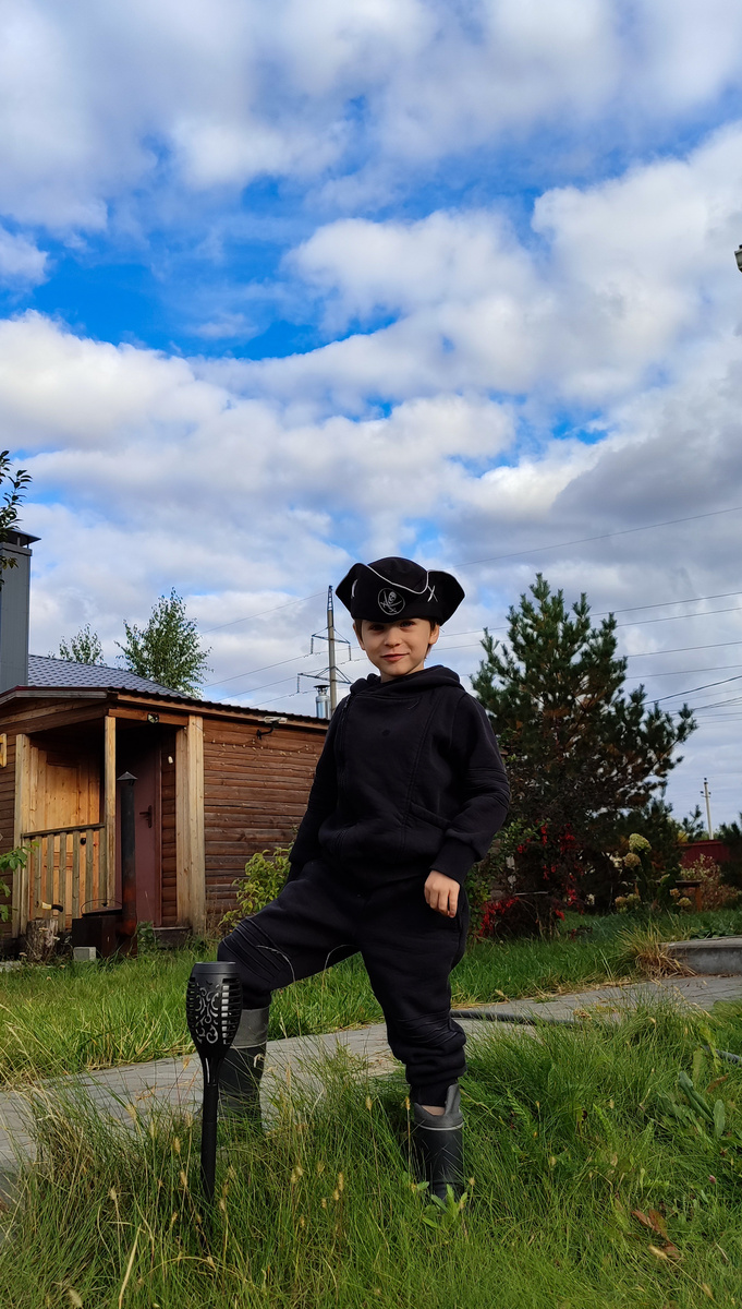 Костюм у Яника тоже пиратский. Он сам так сказал. 