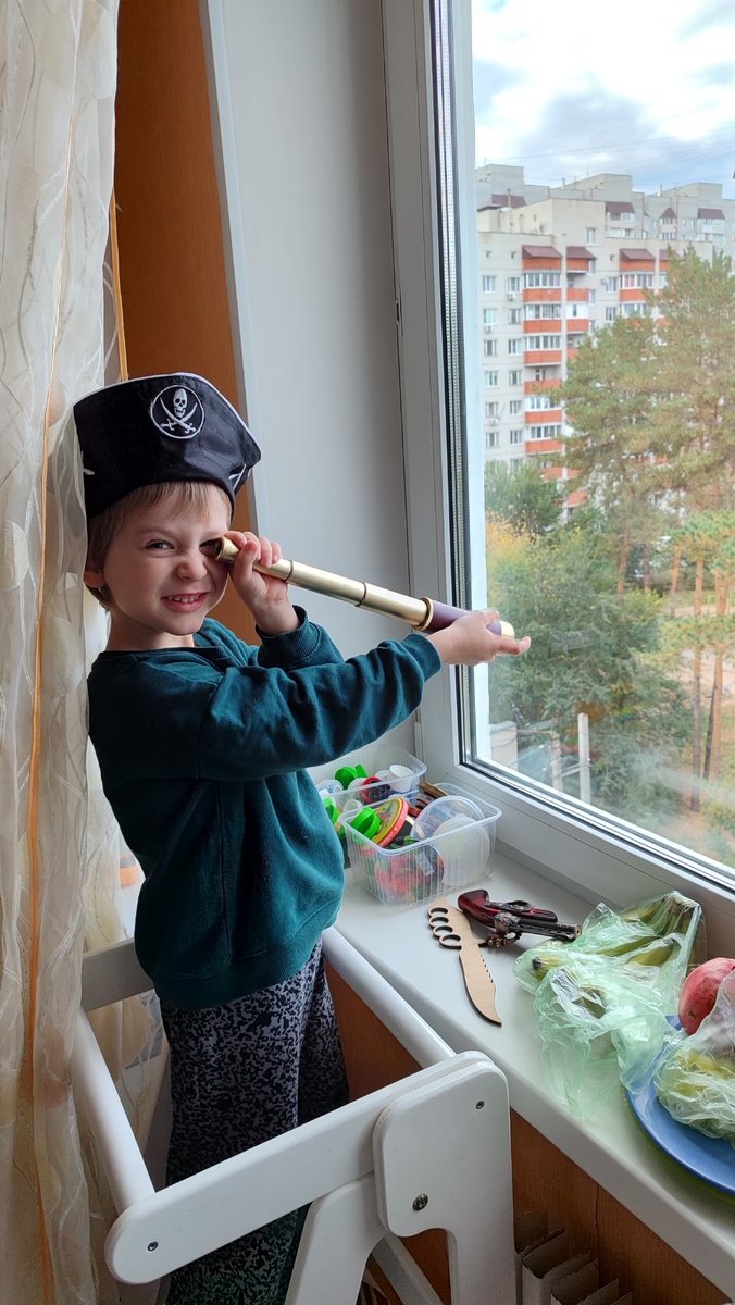 Высматривает чужой корабль. 