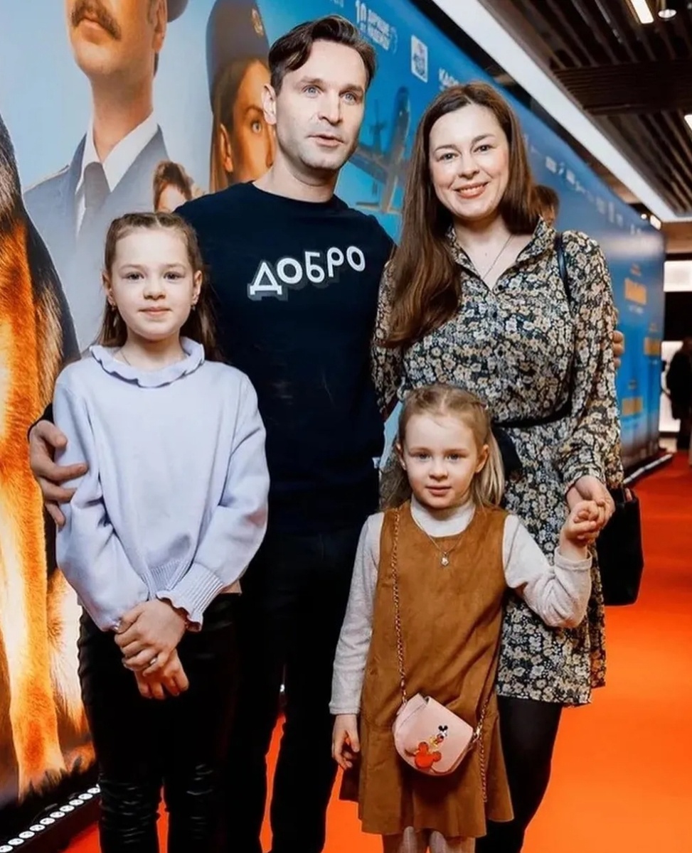 Виктор Добронравов с женой и дочерьми