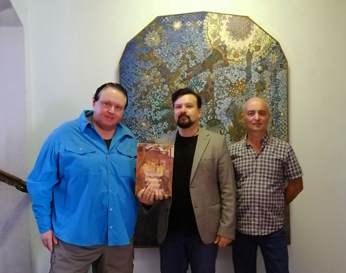 В фойе Рязанского художественного училища им. Г.К. Вагнера. Алексей Акиндинов передаёт в дар книгу Александра Глухова "Живопись и графика Алексея Акиндинова" (под редакцией Л.Г. Серебряковой). Слева-направо: Алексей Акиндинов; Горчаков Сергей Александрович (директор РХУ); Читаев Сергей Владимирович (преподаватель) на фоне дипломной работы Алексея Акиндинова  "Звездочёт" 182,5х137 см, холст, масло, 1998 г.с. 18 сентября 2025 г. © Copyright: Алексей Акиндинов.