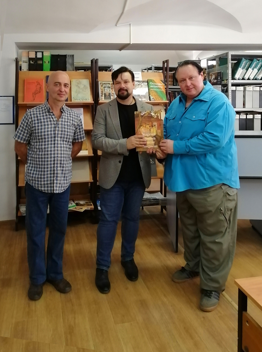 В библиотеке Рязанского художественного училища им. Г.К. Вагнера. Алексей Акиндинов передаёт в дар книгу Александра Глухова "Живопись и графика Алексея Акиндинова" (под редакцией Л.Г. Серебряковой). Слева-направо: Читаев Сергей Владимирович (преподаватель); Горчаков Сергей Александрович (директор РХУ); Алексей Акиндинов. 18 сентября 2025 г. © Copyright: Алексей Акиндинов.