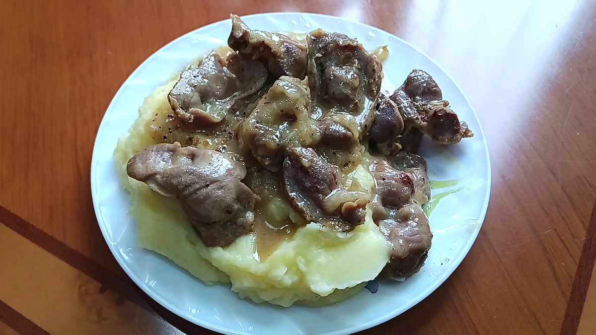 Куриные желудочки по этому рецепту получаются очень мягкими и вкусными.