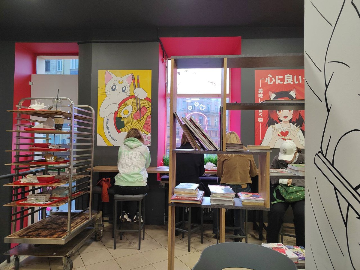 Красивая полочка с мангой (справа) и смердящая помойка (слева)