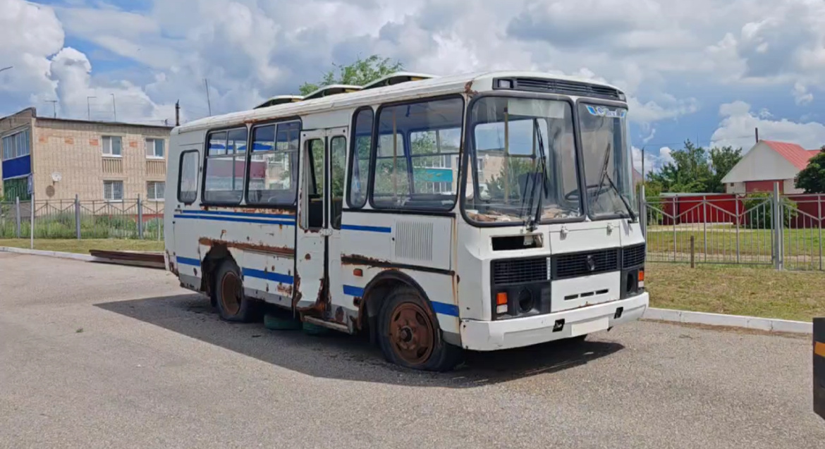 «Этот автобус стоял у школы 8 лет. Ни разу не завёлся. Никто не пришёл его убрать.  Дети ушли. Учителя ушли. Даже директор ушёл. А он — остался. Как будто ждал.»