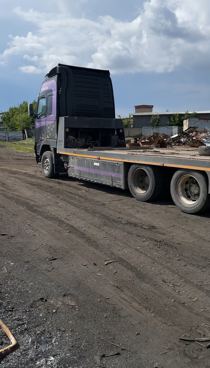 Мы приехали на Volvo. Не на тягаче. Не на кране. На Volvo эвакуаторе. Потому что он — не мусор. Он — школьный автобус. И заслужил достойный прощальный путь.