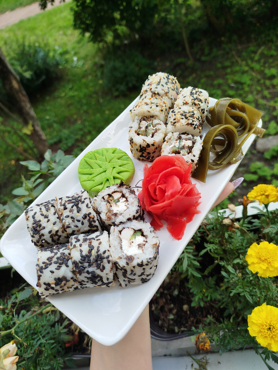 На этот раз начинка одна везде- творожный сыр, свежий огурец и подаренное филе курицы в специях.