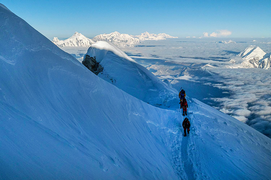Сория с командой спускается с вершины Манаслу. Фото: Luis Miguel López Soriano