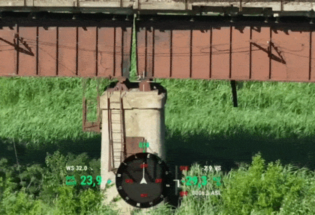    Русский дрон с солнечными батареями пристроился на пролёте моста в ожидании своей жертвы. Источник: ТГ-канал "Военный осведомитель"