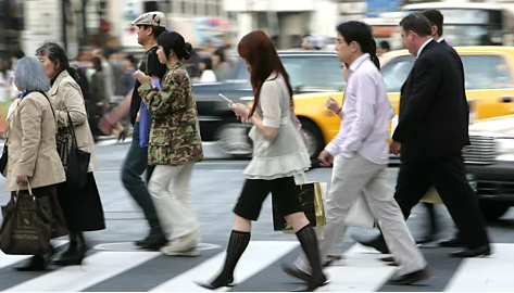 Такую милую японочку и собьют плечом