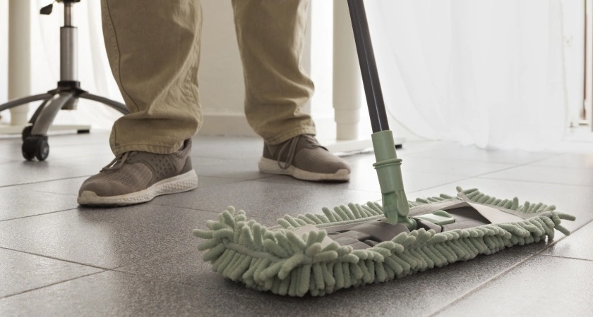    Полы можно не мыть неделями: всего одна ложка на ведро воды и поверхности сверкают как зеркало