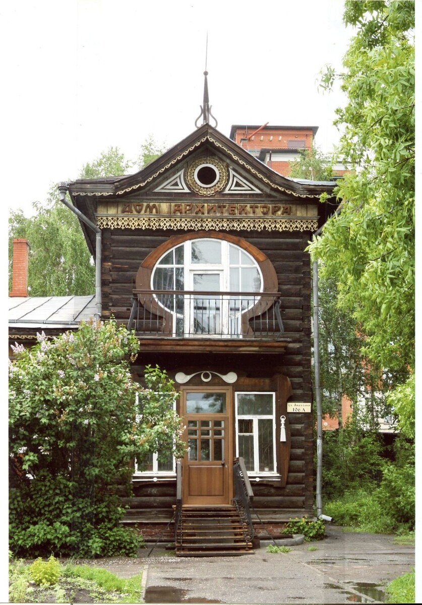    Фрагмент деревянного здания по ул. Анатолия, 106-а - "Дом архитектора" - правое крыло. 2009 г.. Источник: goskatalog.ru, архив АГКМ, фото А.П. Волобуева.