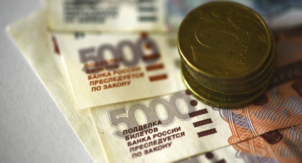    Денежные купюры рублей и монеты / Медиасток.рф