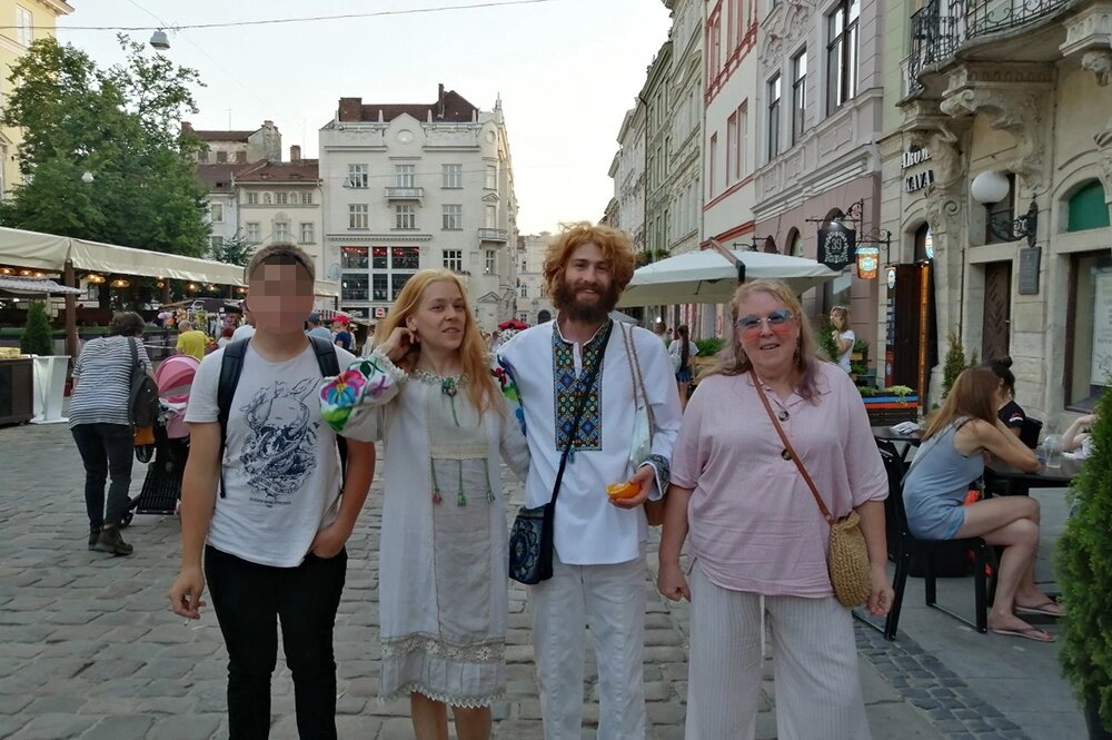    Дрор Гольдштейн с Ниной, ее матерью и ее старшим сыном. Фото: соцсети