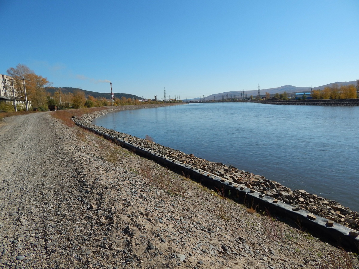 Вид на трубу ТЭЦ-2 в месте слияния двух рек
