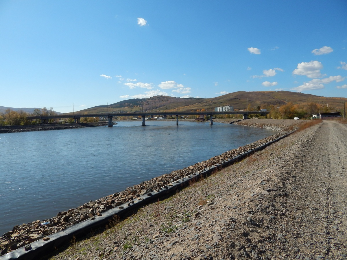 Вид на единственный мост в Чите через реку Ингода