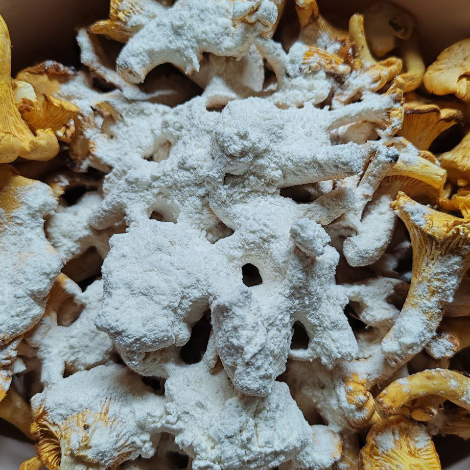 Добавляем муку для очистки