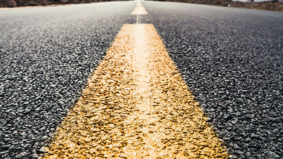    Дорога. Асфальт. Источник: unsplash.com