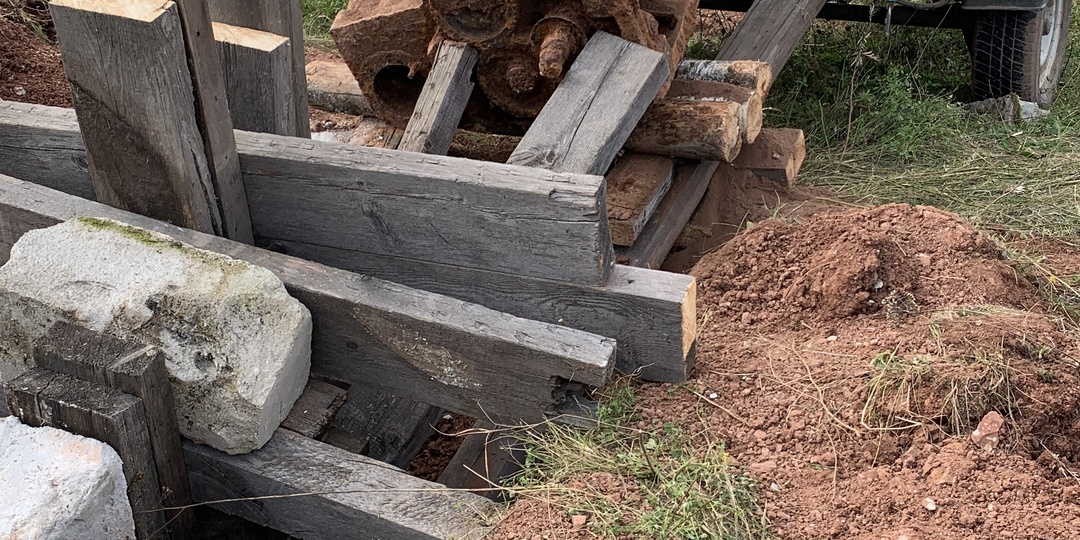 Откопал огромный двигатель.