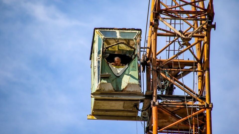    Стройка. Подъемный кран. Источник: Виталий Барабаш