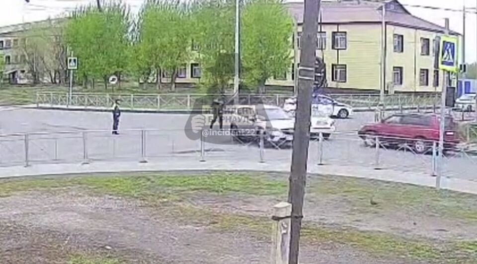    Момент ДТП с сотрудником ГАИ. Источник: t.me/incident22