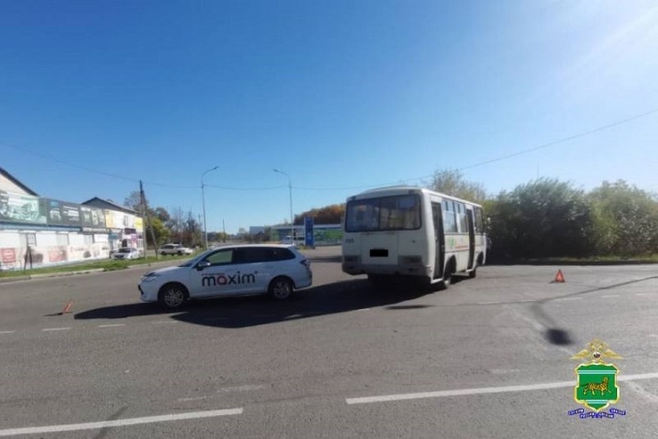    Автобус столкнулся с иномаркой на Советской улице в Биробиджане Фото: Госавтоинспекция ЕАО