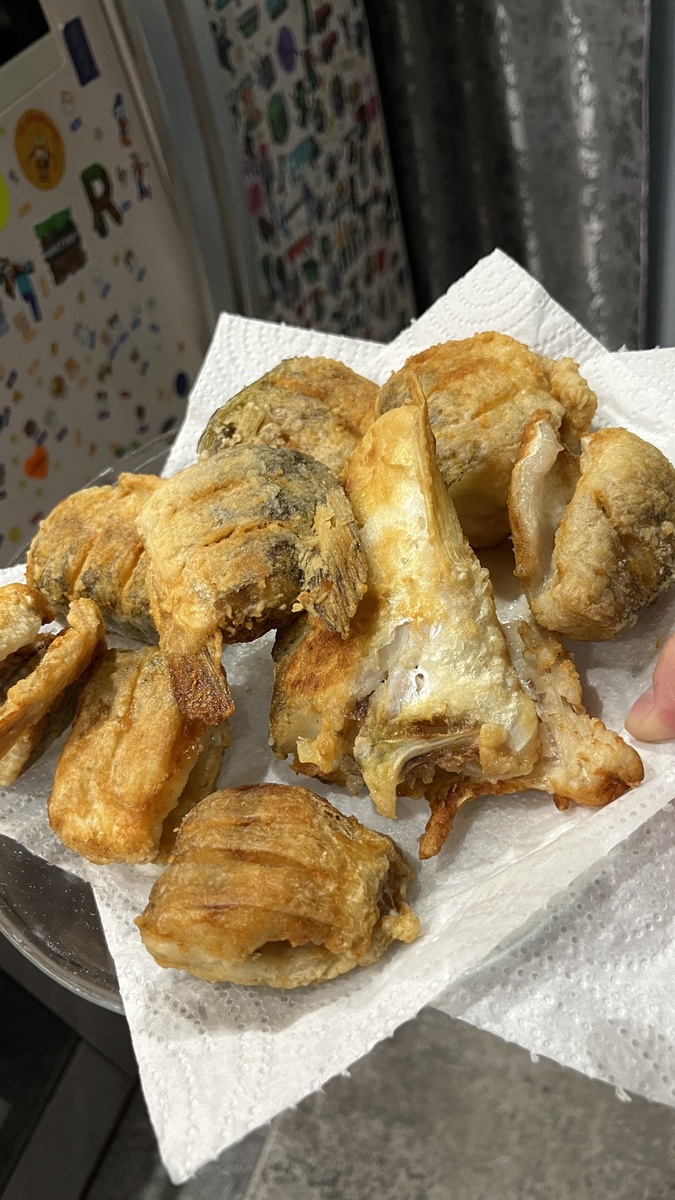 Конечно я шучу, как тут удержаться? Я съела два кусочка рыбы🤦‍♀️