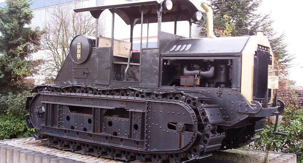 "Коммунар" на фоне вышесказанного - это символ первого промышленного взлёта.