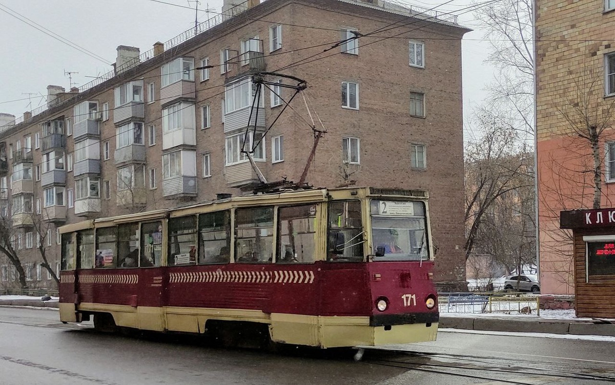     Вечные трамваи продолжают ездить по правому берегу. Обновления подвижного состава за счет инвестора так и не случилось