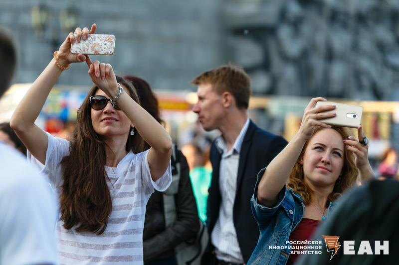    ЕАН. Студенты с телефонами