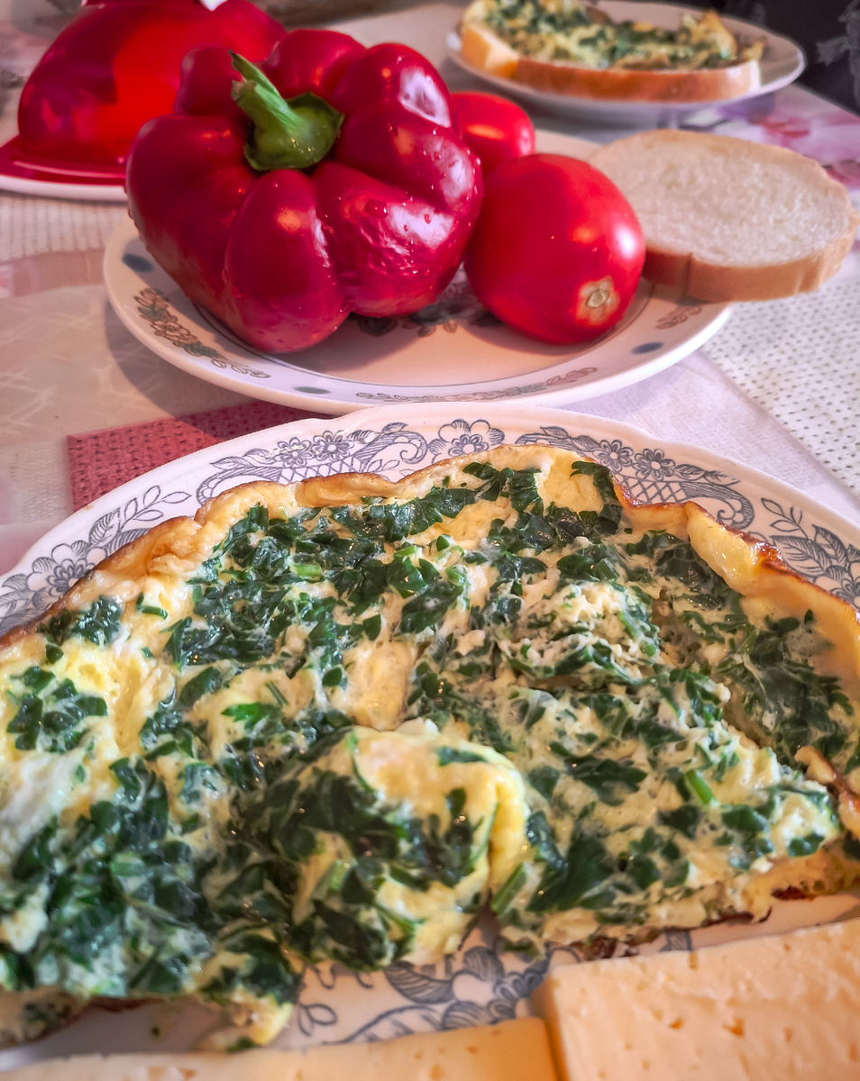 Перцы, помидоры и петрушка из нашей теплицы