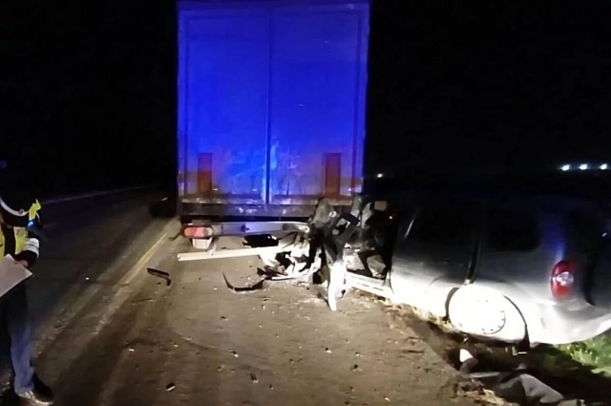    Водитель Chevrolet Niva въехал в стоящий на обочине «КамАЗ» и погиб