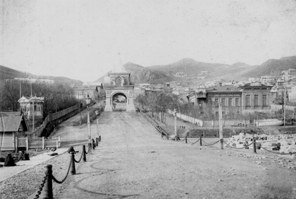    Владивосток. Панорама с видом на Николаевскую арку и здание музея ОИАК. / Музей-заповедник истории Дальнего Востока имени В.К. Арсеньева